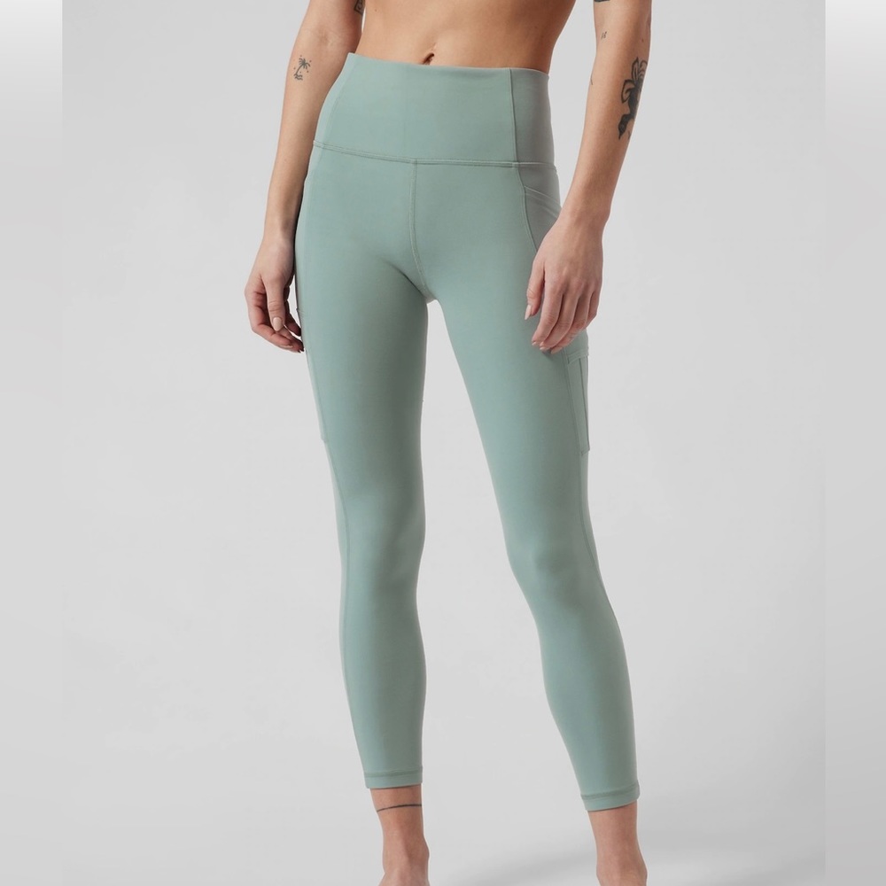 Athleta Light Sage Green Salutation Stash Pocket II 7/8 XL